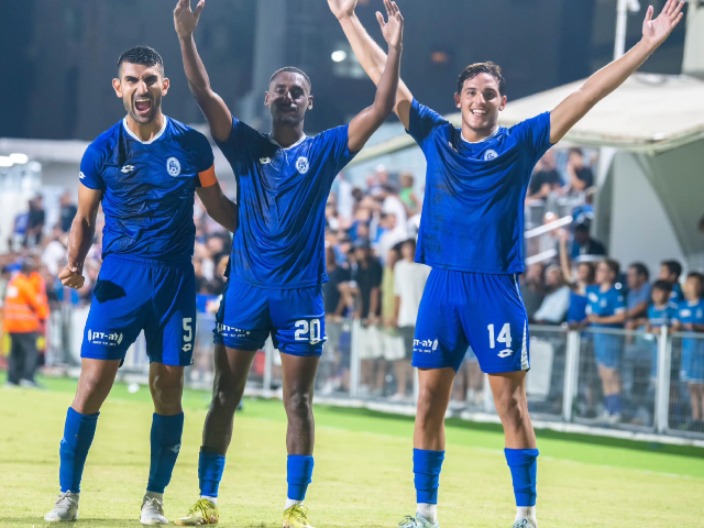 שחקני הפועל ניר רמת השרון חוגגים שוב (רועי קור, מדיה הפועל ניר רמת השרון)